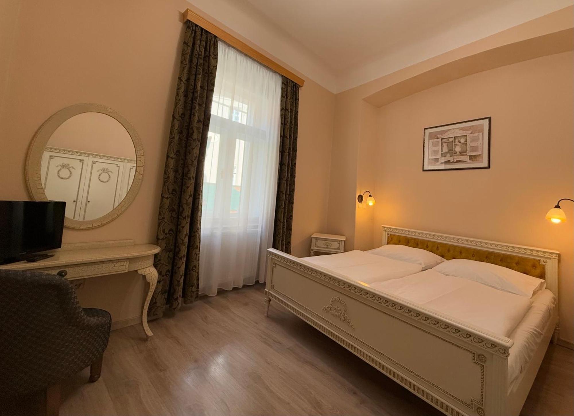 Hotel King George Praha Bagian luar foto